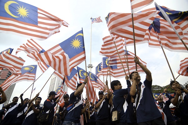 SEMANGAT anggota Penguatkuasa Dewan Bandaraya Kuala Lumpur (DBKL) berarak membawa Jalur Gemilang.