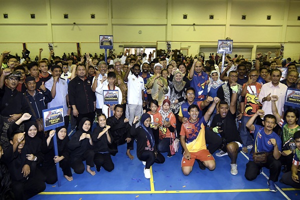 SHAHRUDDIN (tengah) bergambar bersama sebahagian peserta SWIP Sukan Tempur baru-baru ini.