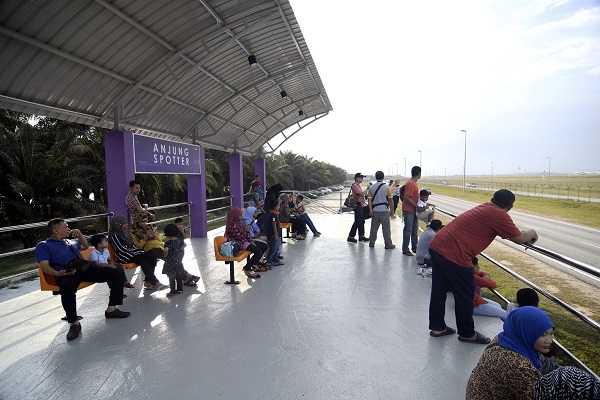 SUASANA di Anjung Spotter yang selesa untuk pengunjung.