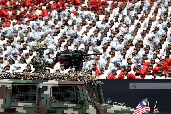 SUASANA sekitar raptai penuh sempena sambutan Hari Kemerdekaan ke-62 di Dataran Perbadanan Putrajaya. - FOTO:NAZIRUL ROSELAN