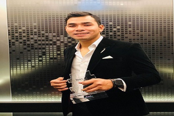 SYAFIQ ketika meraih trofi Anugerah Instafamous Paling Fit anjuran hurr.tv baru-baru ini