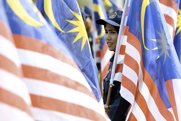 WAJAH ceria Penguatkuasa DBKL berarak membawa Jalur Gemilang.