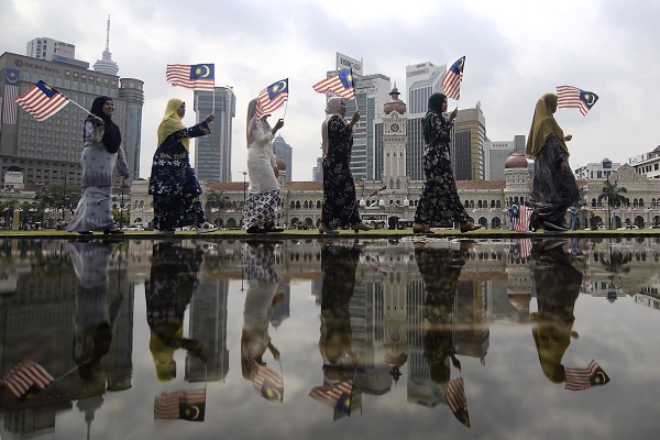 WARGA kota membawa bendera Malaysia melintasi Bangunan Sultan Abdul Samad.