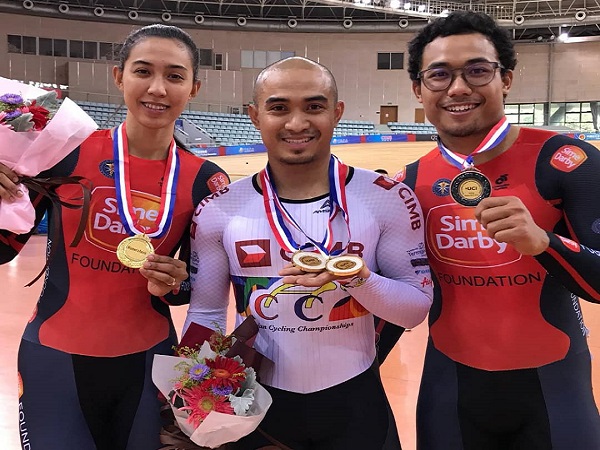 AZIZULHASNI (tengah) menunjukkan dua pingat emas yang digondolnya pada Kejohanan Berbasikal Trek Antarabangsa China Siri 1 semalam. Anis Amira pula meraih emas acara keirin dan Muhammad Fadhil (gangsa).