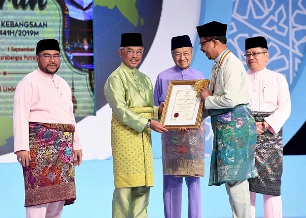 DR. ZAINI UJANG menerima sijil penganugerahan sebagai tokoh Maal Hijrah 1441 daripada Yang di-Pertuan Agong.