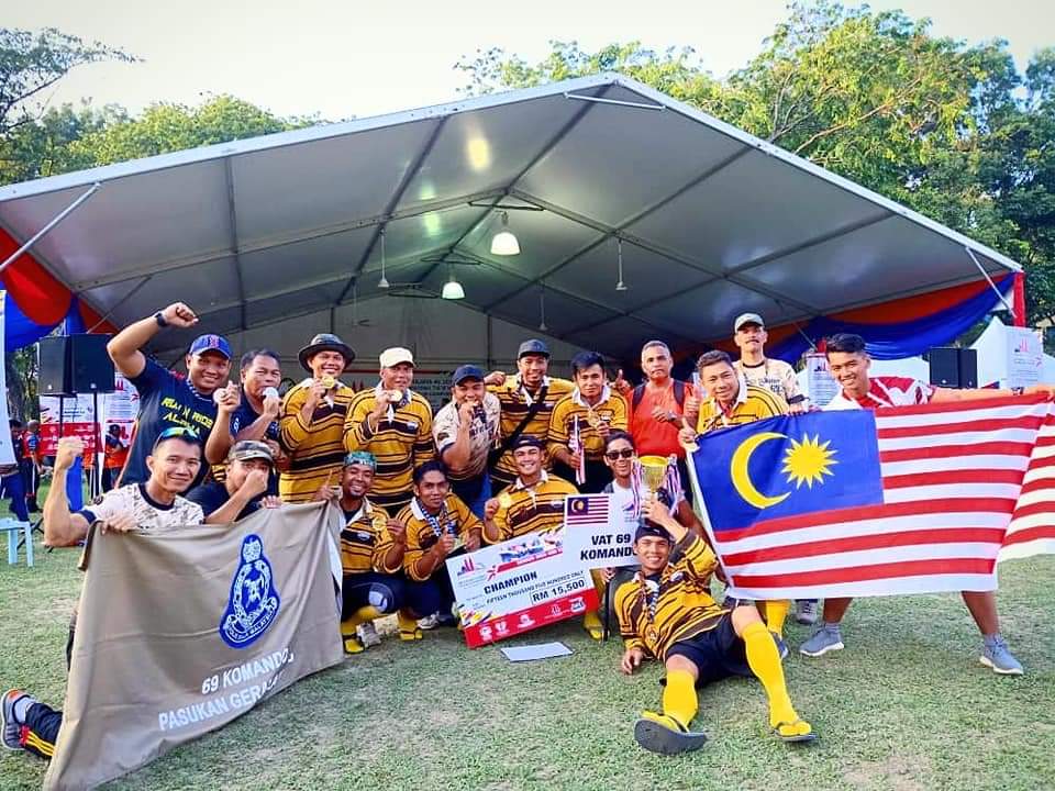 VAT 69 Komando beraksi ceria selepas menjuarai pertandingan Tarik Tali Putrajaya-Kuala Lumpur.