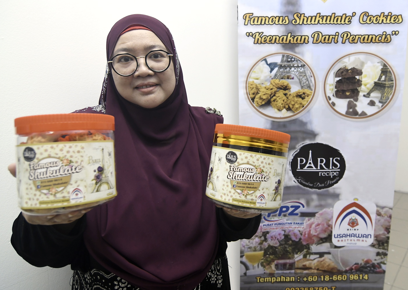 NORUL HUDA menunjukkan produk biskut Famous Shukulate’ ketika ditemui di kedainya di Plaza Prima Setapak, Setapak, Kuala Lumpur baru-baru ini. Gambar - NAZIRUL ROSELAN