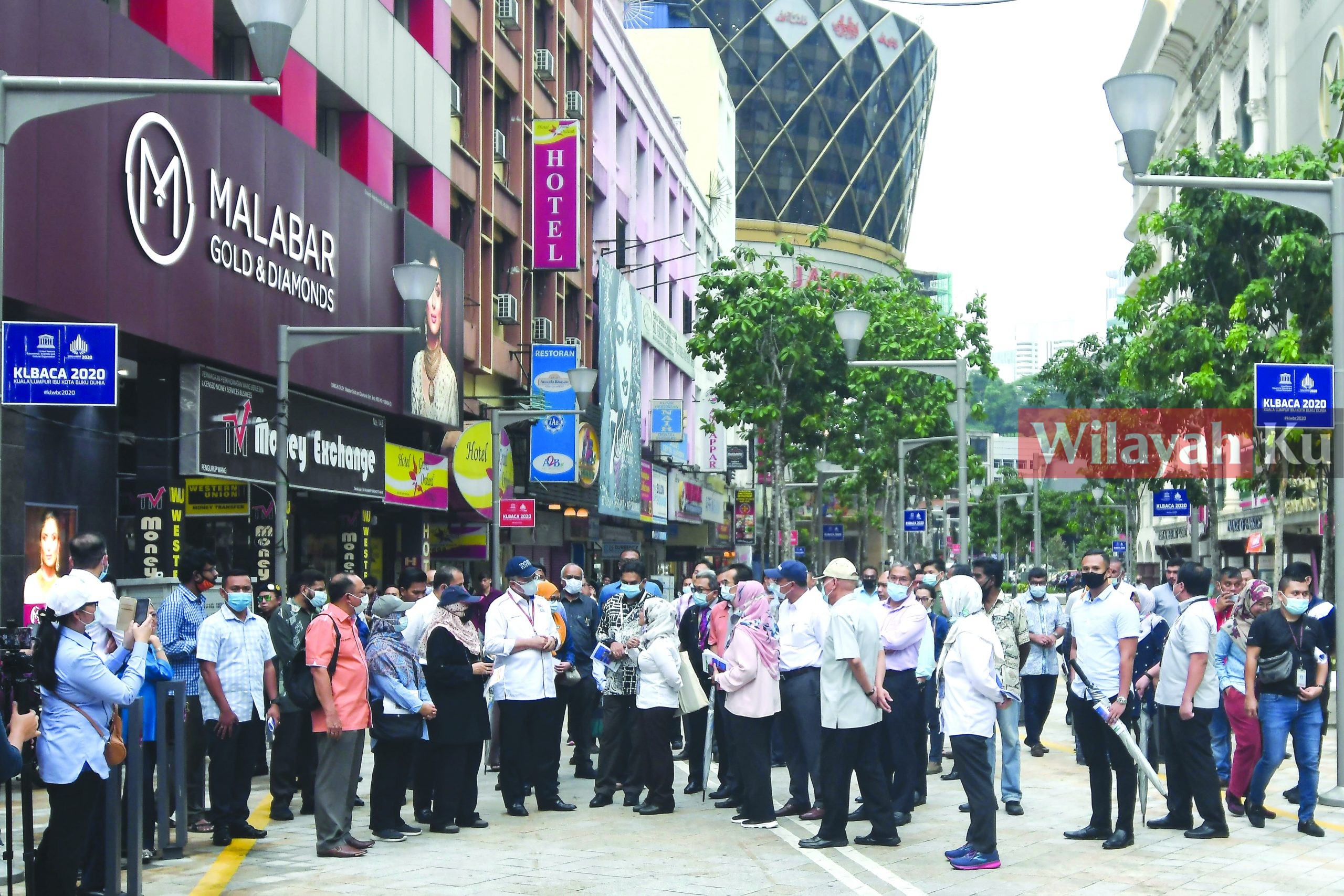 TAN SRI ANNUAR MUSA bersama pegawai Kementerian Wilayah Persekutuan, DBKL, Perbadanan Putrajaya, Yayasan Wilayah Persekutuan dan agensi berkaitan meninjau lokasi kios dan food truck untuk Program Pembangunan Usahawan Anak Muda Kota di Jalan Bu nus, Kuala Lumpur pada Selasa.