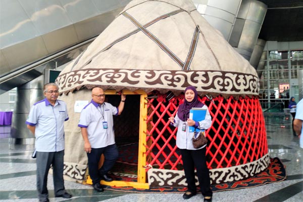 AMINUDDIN (tengah) mendengar penerangan yang disampaikan Pengarah Bahagian Komunikasi Korporat PPj Tengku Aina Tengku Ismail Shah semasa sesi menyampaikan taklimat media berhubung PIIACUF 2019 hari ini
