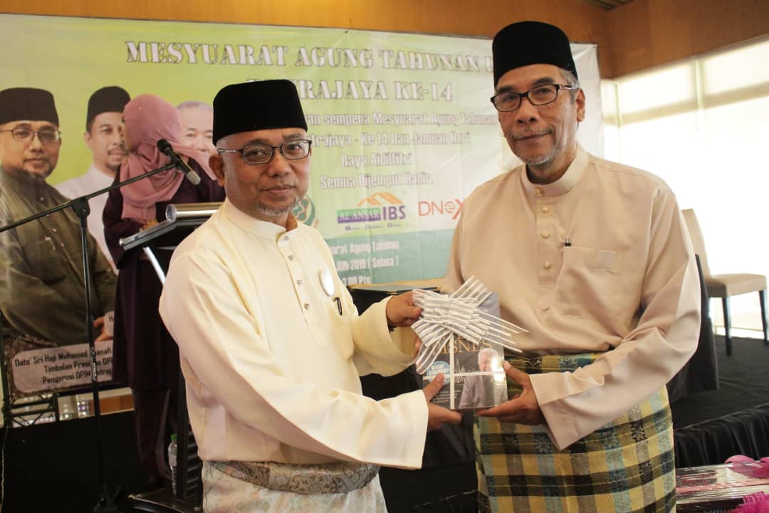 MOHAMAD KHANAFI (kiri) menyampaikan cenderahati kepada Mohd. Hatta pada majlis perasmian Mesyuarat Agung Tahunan DPIM Putrajaya di Kelab Tasik Putrajaya, Presint 8 baru-baru ini.